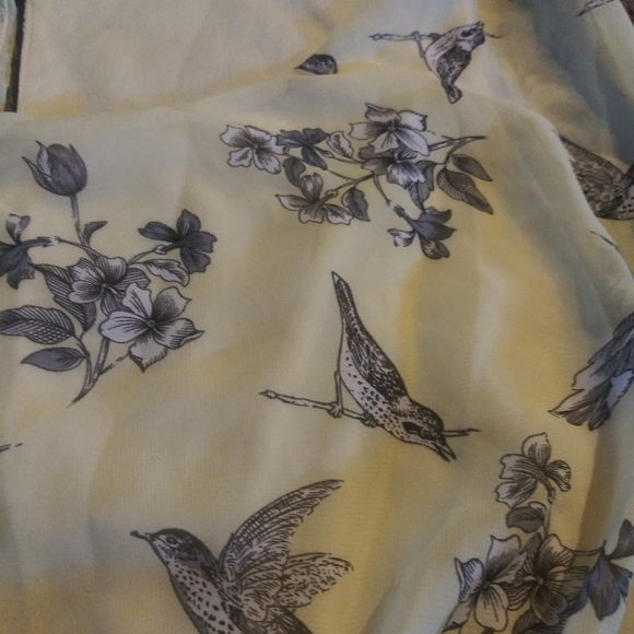 Flattering Yellow flower and bird print poly dress - Picture 6 of 7